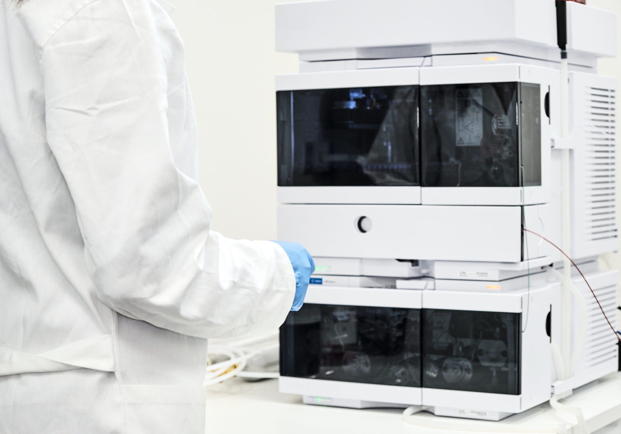 Scientist,In,Rubber,Gloves,And,White,Lab,Coat,Standing,Near